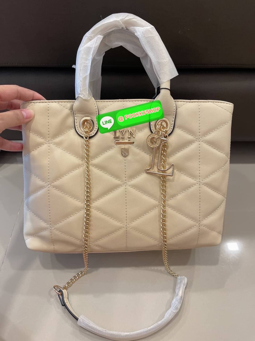 Lyn ทรงถือ/สะพายไหล่ เปิด/ปิดกระเป๋าด้วยกระดุมแม่เหล็ก มี 2 ช่องใช้งานใหญ่ๆ ตรงกลางมี 1 ช่องซิป ช่องลับอีก 2 ช่อง มีหมุดรองฐาน 4 จุด อะไหล่ทองหรูๆ