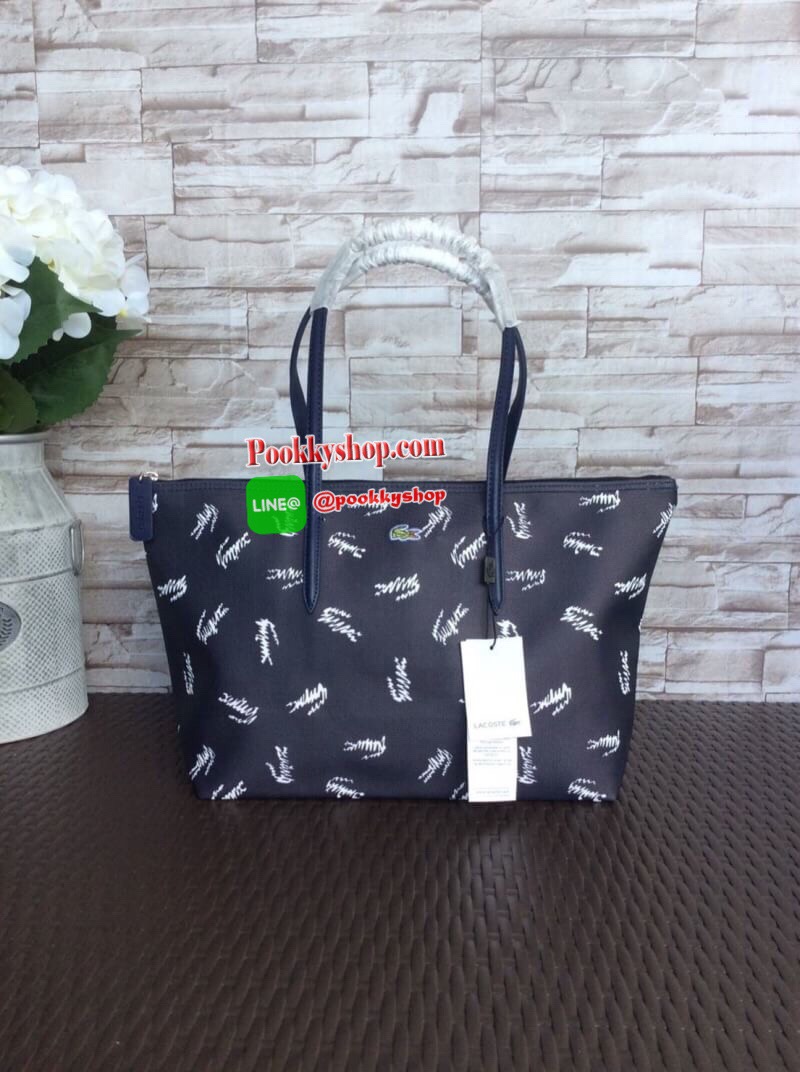 ลาคอส pu split cow leather bag รุ่นขายดีค่ะ!! กระเป๋าทรง shopping ลายกราฟฟิก ลายสดใส พร้อมส่งหลากสีรุ่นฮอตฮิตตลอดกาล แบบสวยคลาสสิค ใช้ได้ในทุกวัน ด้านหน้าประดับโลโก้จระเข้สัญลักษณ์แบรนด์ เปิดปิดกระเป๋าแบบซิป ที่จับหัวซิปปั้แบรนด์ ภายในกว้างใส่ของจุ มีช่