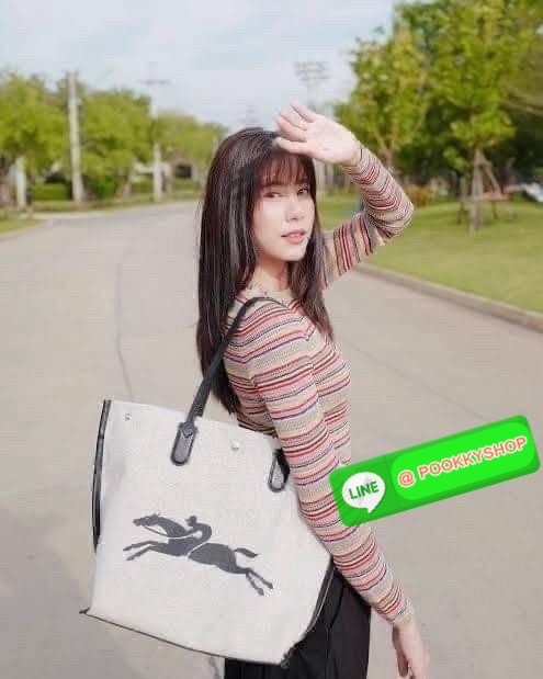 LONGCHAMP ESSENTIAL TOILE SHOULDER BAG L ECRU กระเป๋าสะพายไหล่ ใบใหญ่ สาวสายแบกไม่ควรพลาด ใส่เอกสาร แล็บท๊อป แฟ้มงานหรืออื่นๆใบเดียวจบคะ กระเป๋ามีความยืดหยุ่นและน้ำหนักเบา ปิดด้วยระบบสแน็ปอิน Longchamp ได้ปรับปรุงไลน์ผลิตภัณฑ์ ROSEAU อันเป็นสัญลักษณ์ใหม่ท