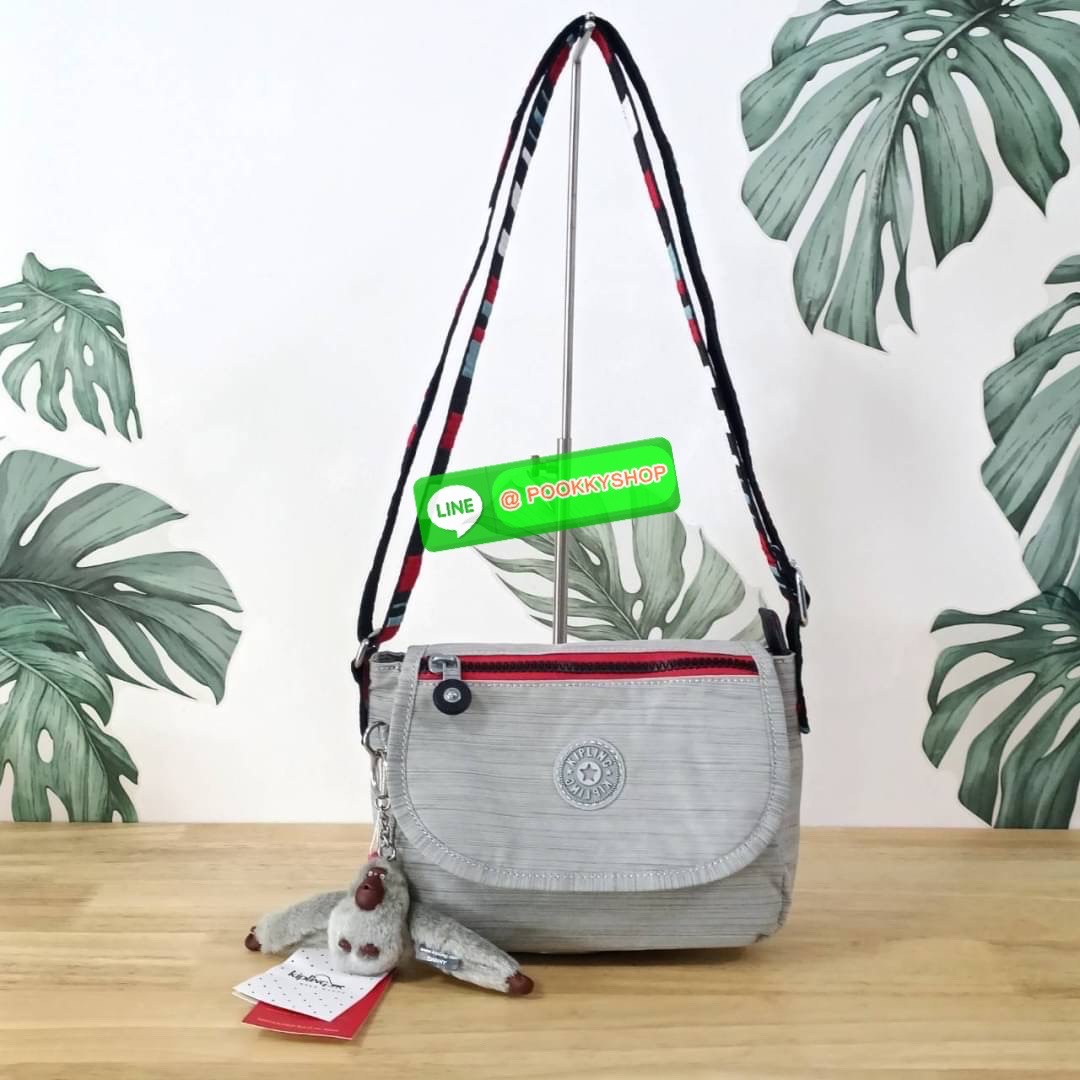 KIPLING SABIAN CROSSBODY MINI BAG กระเป๋าสะพายข้าง วัสดุ Nylon & Polyester 100% ขนาดเล็กกำลังน่ารัก เปิด-ปิดด้วยฝาปิดกระดุมแม่เหล็กและซิปแบรนด์ ด้านในทีแท็กแบรนด์