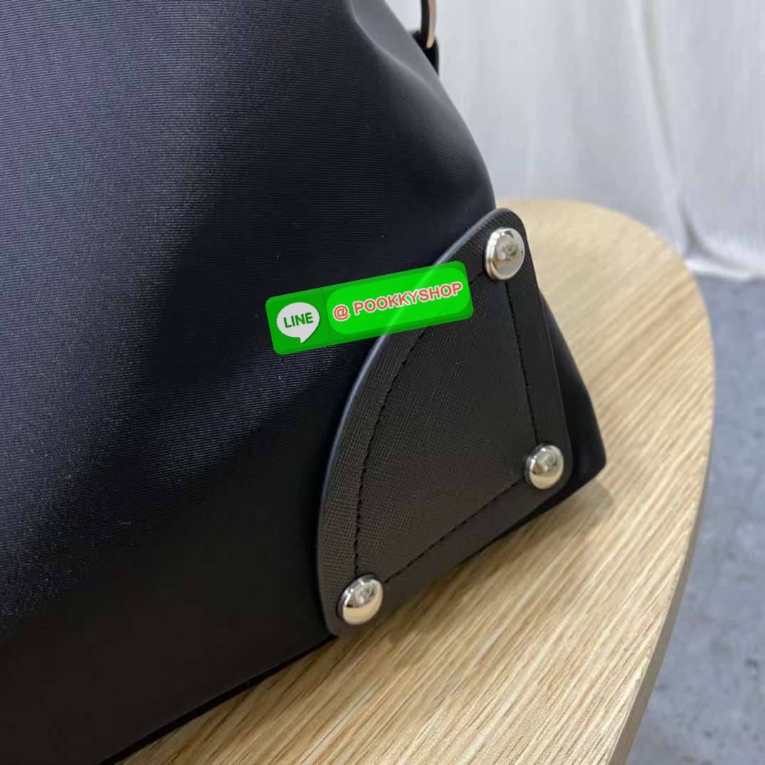 New Arrivals!!!PRADA Bag Premium gift กระเป๋าเดินทางขนาดใหญ่ วัสดุ Nylon กันน้ำ อะไหล่เงิน ถือหรือสะพายไหล่ได้ น้ำหนักเบาจุของได้เยอะ เดินทางต่างจังหวัดได้สบายๆ ด้านในโล่งมี1ช่องซิป และช่องจัดระเบียบอีก3ช่อง ซับใบผ้าลายแบรนด์หรู สายยาวถอดสายได้ปรับระดับได