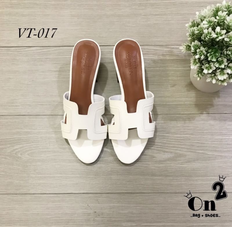 HERMES Womens new oasis slipper ส้นสูงเปิดหน้า Hermes ลายใหม่ล่าสุดเย็บด้านหน้าสวยเลยรุ่นนี้เป็นหนังแท้หนังสวยมากคะ ทรงสวยตามแบบ ส้นลายไม้ดูเรียบหรู โทนสีสวยเข้ากับชุดง่ายมา4สีสวยทุกสีคะสาวๆห้ามพลาดนะคะ **รูปถ่ายจากงานจริง