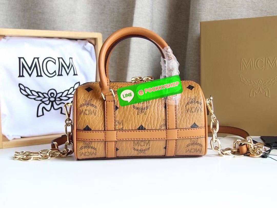 👜 MCM Aren Boston Bag in Visetos 👜 Aren Boston Bag 🧡 กระเป๋าทรงหมอนสุดคลาสสิกที่กลับมาแรงอีกครั้ง 🌿 เล็กพอดีมือ สะพายแล้วดูแพงแบบ Effortless ✨