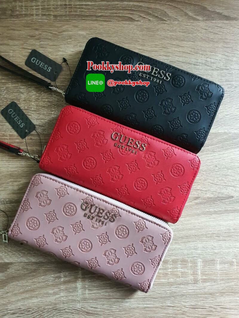 NEW ARRIVAL! GUESS WOMEN'S 2019 LONG WALLET กระเป๋าสตางค์ใบยาวหนังแต่งลายสุดหรู ด้านหน้าประดับโลโก้แบรนด์ เปิดปิดด้วยซิปมาพร้อมสายคล้องมือถอดแยกได้ ด้านหลังมีช่องซิป หัวซิปปั๊มแบรนด์ทุกจุด ภายในมีถึง 4 ช่อง มีช่องใส่ธนบัตรหลายช่อง ช่องซิปกลางและช่องใ