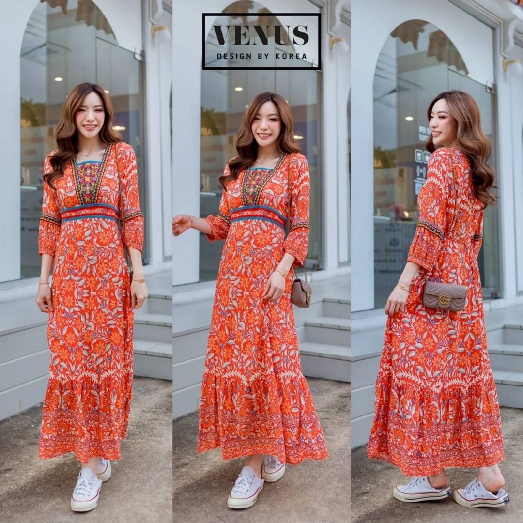 I'm Lady By Venus Bohemain flora MaxiDress แม๊กซี่เดรสพิมพ์ลายดอกไม้ ตามสไตล์โบฮีเมี่ยน ช่วงอกแต่งงานปักอย่างดีนะคะ แขนแต่งพองเล็กน้อยเก๋สุดๆคะ แม๊ทกับรองเท้าผ้าใบก็เก๋คะ