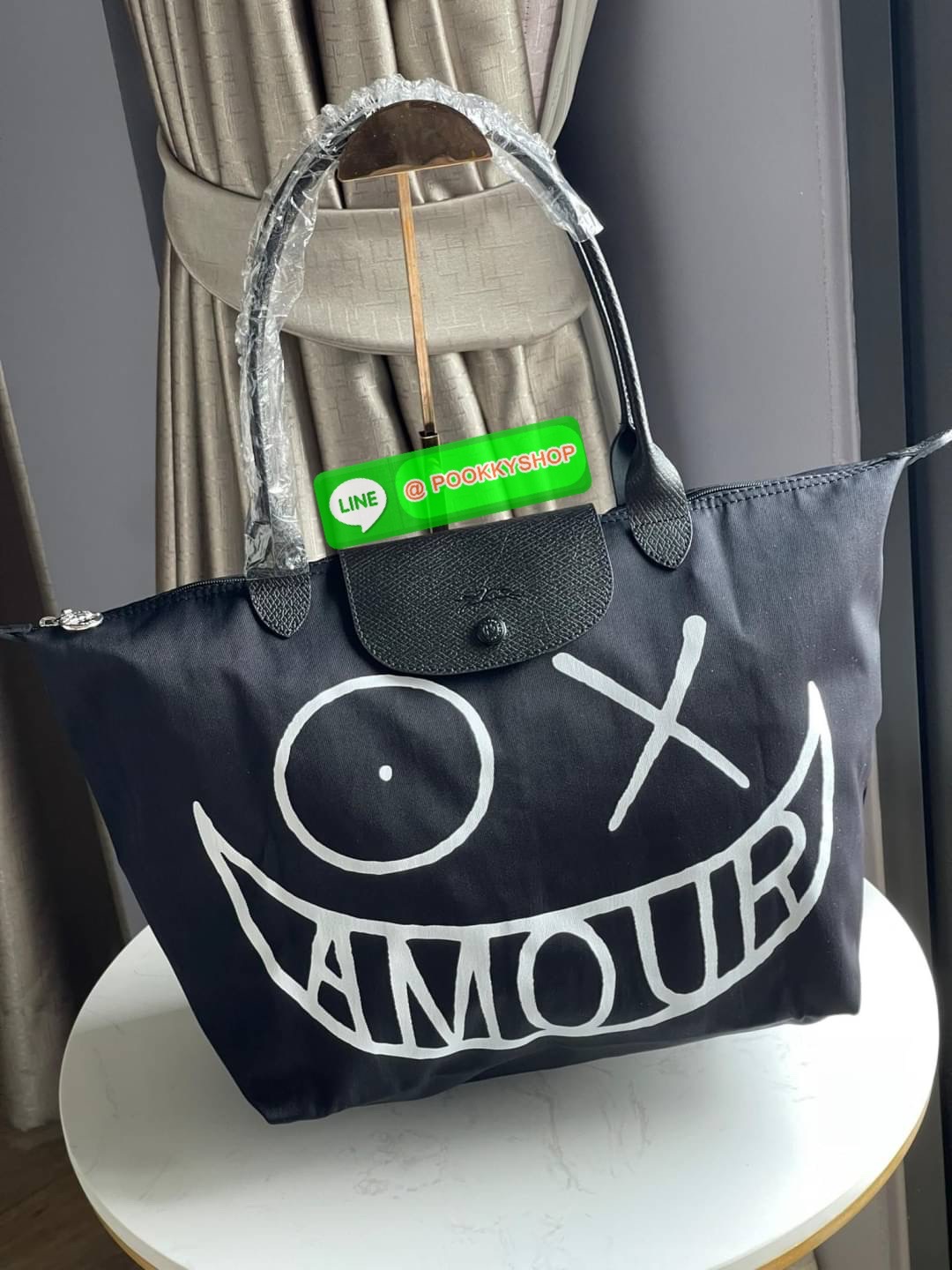 ð Longchamp x AndrÃĐ Le Pliage Large Shoulder Bag āļāļāļĨāđāļĨāļāļāļąāđāļāļŠāļļāļāļāļīāđāļĻāļĐāļāļēāļāļĨāļāļāļāļāļāļāđ âLongchamp & AndrÃĐâ āļāļĩāđāļĄāļĩāļĻāļīāļĨāļāļīāļāļāļĢāļēāļāļīāļāļĩāđāļāļ·āđāļāļāļąāļ āļāļąāļāđāļāļĢ āļāļēāđāļĢāļ§āļē (Mr. AndrÃĐ Saraiva) āđāļāđāļēāļāļāļāļāļēāđāļĢāļāđāļāļāļĢāđāļāļēāļĢāđāļāļđāļāļŠāļļāļāļĢāđāļēāđāļĢāļīāļāļāļĒāđāļēāļ âāļĄāļīāļŠāđāļāļāļĢāđāđāļ (Mr. A)â āļĄāļēāļĢāđāļ§āļĄāļāļāļāđāļāļāļāļĢāļ°āđāļāđāļēāļāļāļĨāđāļĨāļāļ