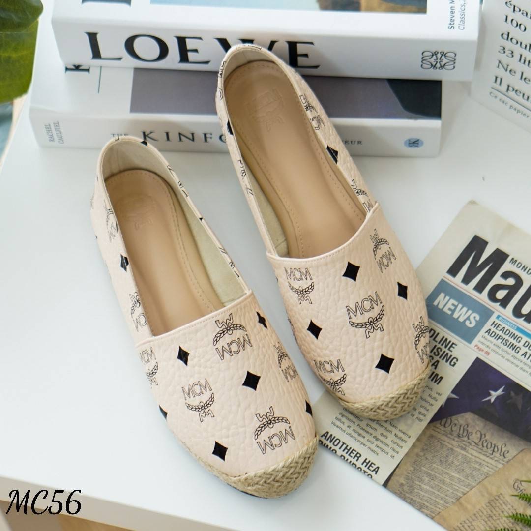 พร้อมส่ง รองเท้าผ้าใบM ซี M ทรงสลิปออน แบบสวม งานหนังPU แท้ นิ่มมาก สกรีนโลโก้ชัด ด้านใน ซับหนังกำมะหยี่ นุ่มมาก ทรงสวย ใส่สบายยย ตัวส้นหนา1นิ้ว งานสวยมาก เก็บหน้าเท้าได้ดี งานปั้มแบรนด์ กล่องเรียบ