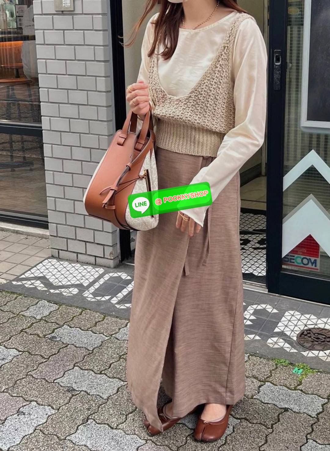 ✴️ห้ามพลาด!✴️NEW ARRIVAL! LOEWE ANAGRAM SHOULDER BAG GIFT WITH PURCHASE (GWP) กระเป๋าถือหรือสะพายพรีเมี่ยมกิ๊ฟ Limited จาก LOEWE PERFUME DUTYFREE COUNTER รุ่นหายากสุดเลอค่าวัสดุ Anagram Canvas ตัดหนังแท้ Calfskin สุดคลาสสิค ขนาดกำลังดี น้ำหน