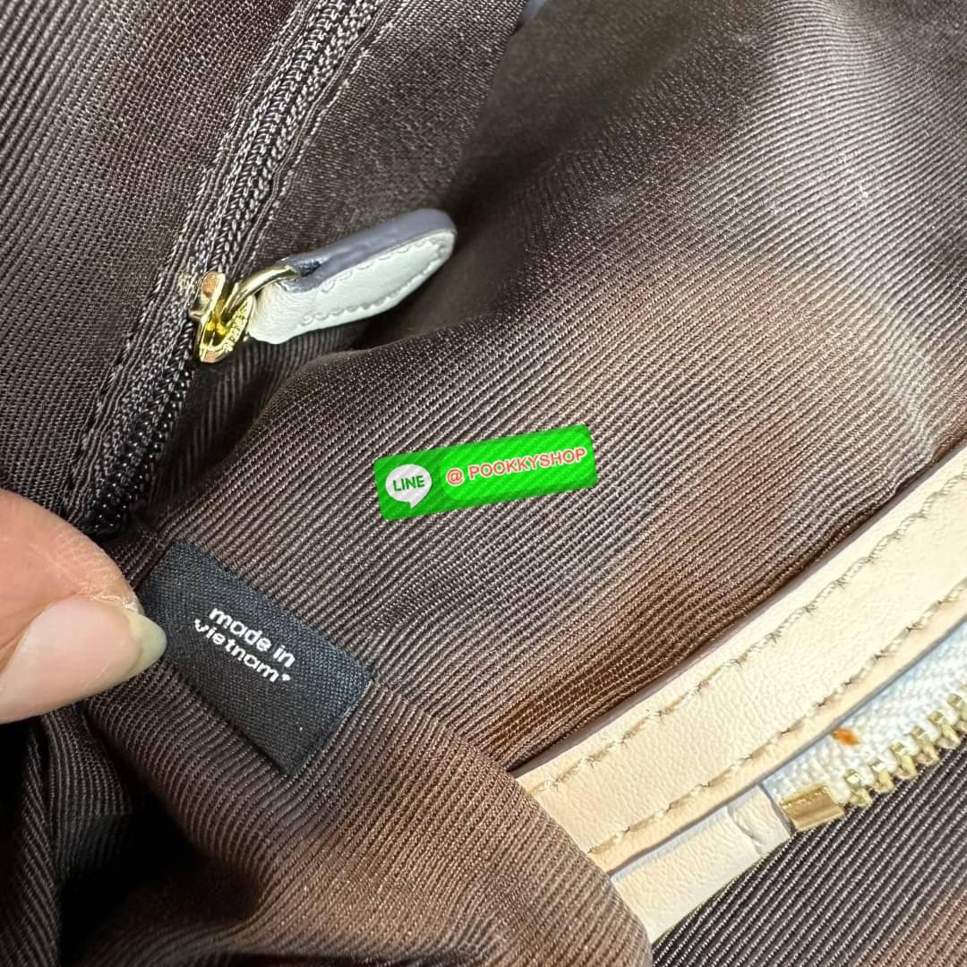 กระเป๋าสะพายไหล่ CCOACH DRAWSTRING CARRYALL IN SIGNATURE COATED CANVAS ( COACH F57842 ) กระเป๋าถือหนังเคลือบลายเซ็น ด้านในมีซิป ใส่โทรศัพท์ และมัลติฟังก์ชั่น กระเป๋า ช่องซิปกลาง Dogleash คลิปปิด ซับในผ้า