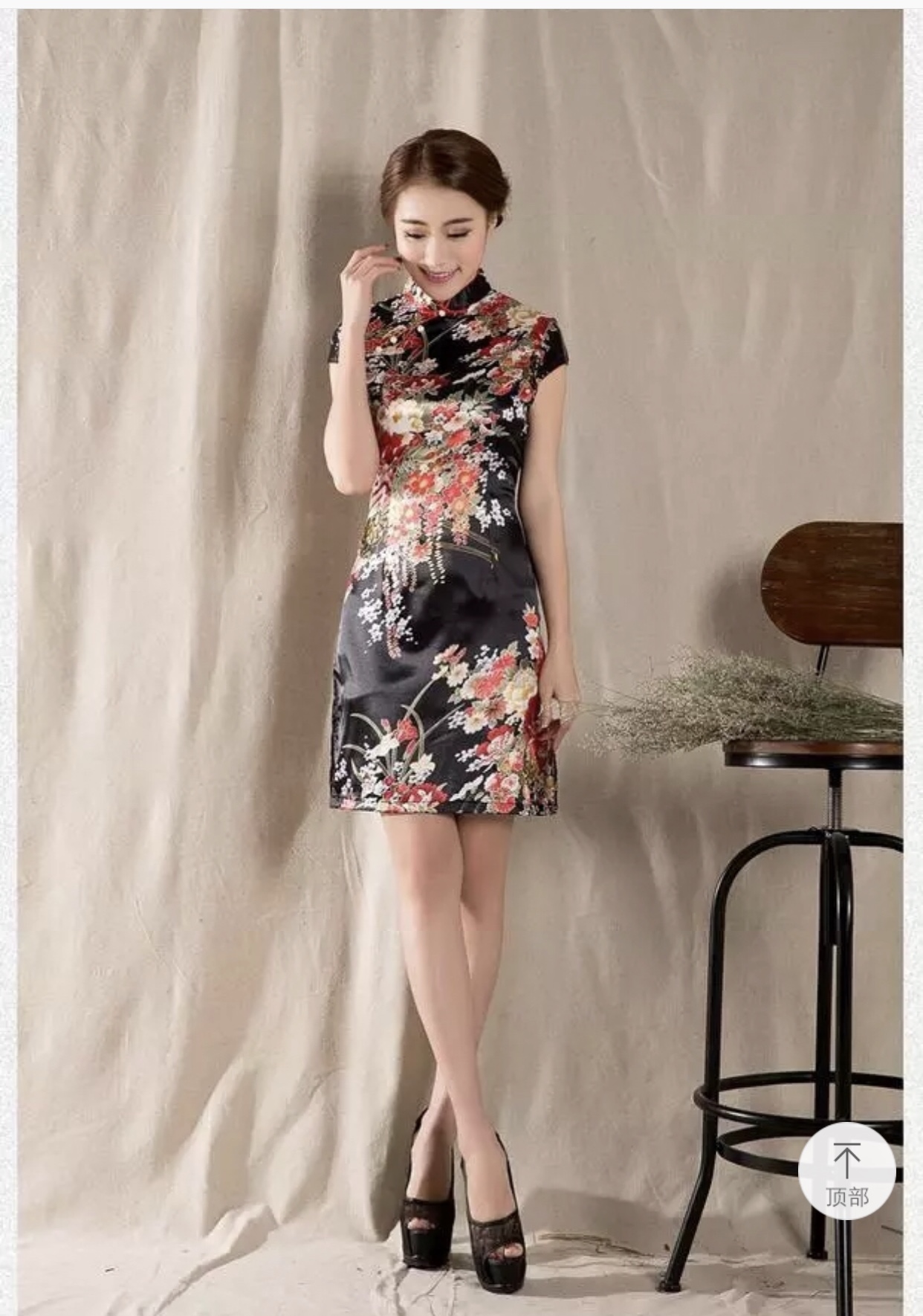 ชุดกี่เพ้าประยุกต์ ชุดกี่เพ้า สาวหมวยอินเตอร์ สีดำ ลายดอกไม้ แต่งแหวกข้าง