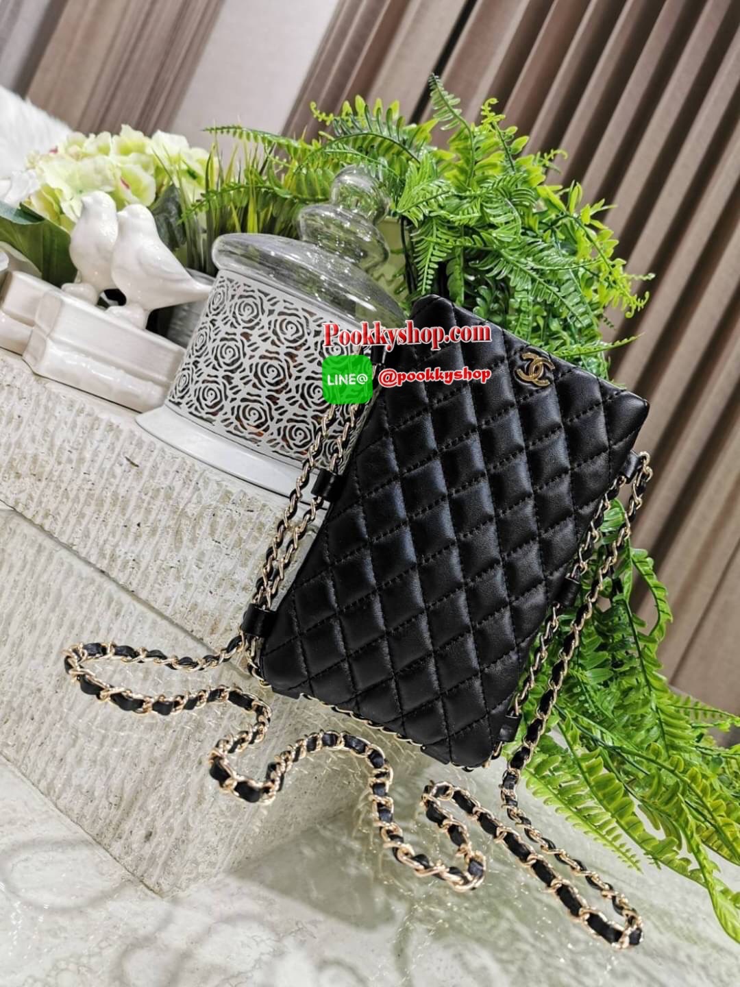 Don't Miss! Chanel Clutch Bag With Chain VIP Gift With Purchase (GWP) Limited พรีเมี่ยมกิ้ฟทรงเหลี่ยมขนาดกำลังดีวัสดุหนังนิ่มเดินเส้นลายตารางสวยอยู่ทรง เปิดปิดด้วยกระดุมแม่เหล็ก ด้านหน้าประดับโลโก้แบรนด์แต่งด้วยสายโซ่ร้อยหนัง ภายในโล่ง ใส่ iphone มือ