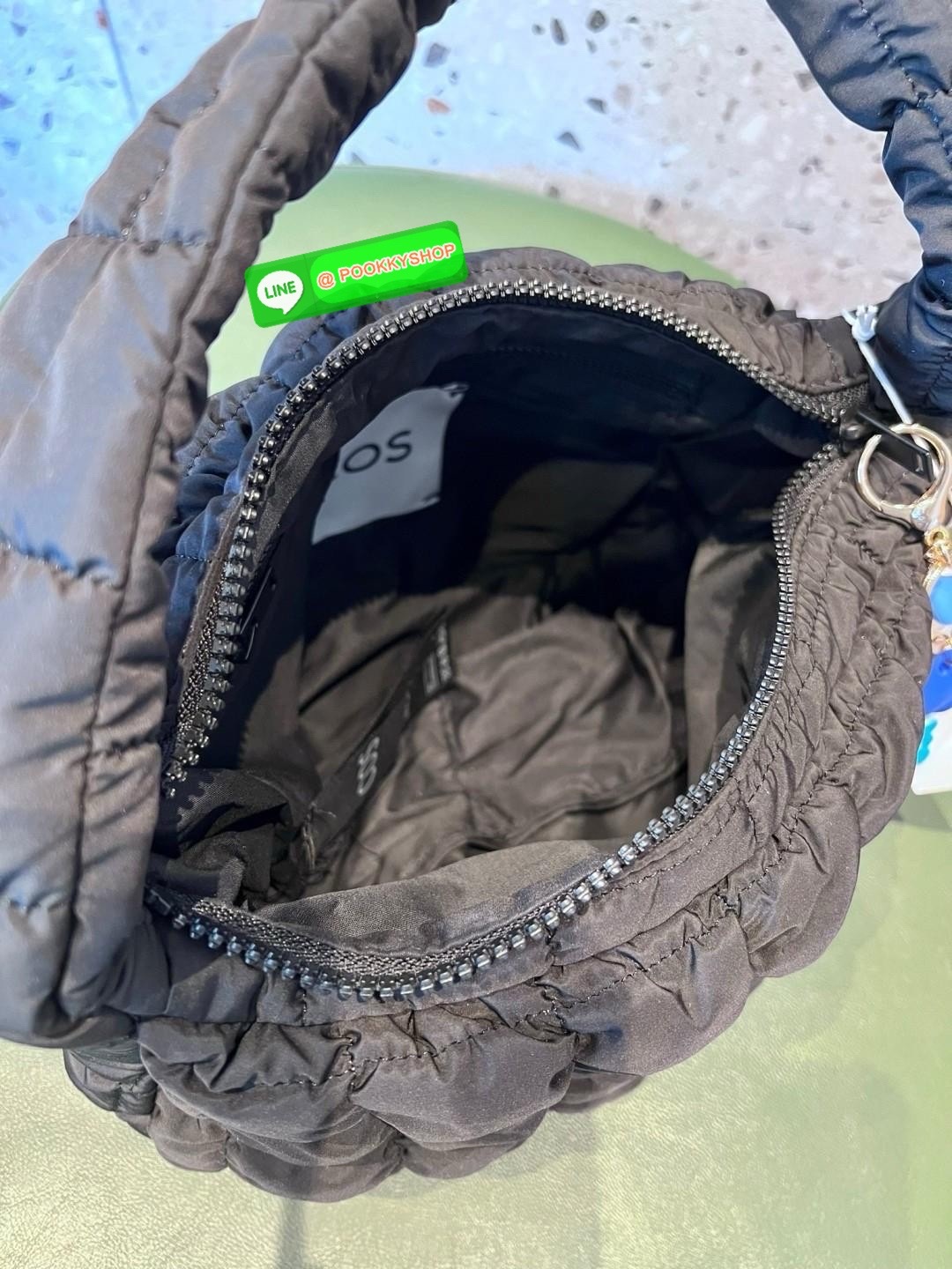 NEW IN!! 📣ล็อตใหม่เข้าแล้ว มาเพิ่มอีก2สีนะคะ อีกหนึ่งรุ่นหนึ่งทรงที่นิยมกันมากทีเดียว ฮิตไม่แผ่ว แต่งตัวเสร็จออกจากบ้านหยิบใบนี้ติดมือได้เลย COS QUILTED MINI BAG BLACK พร้อมส่ง! กระเป๋าจากแบรนด์COS ที่ไม่มีใครไม่รู้จักกัน วัสดุเป็นผ้าร่มแบบนวมนิ่ม