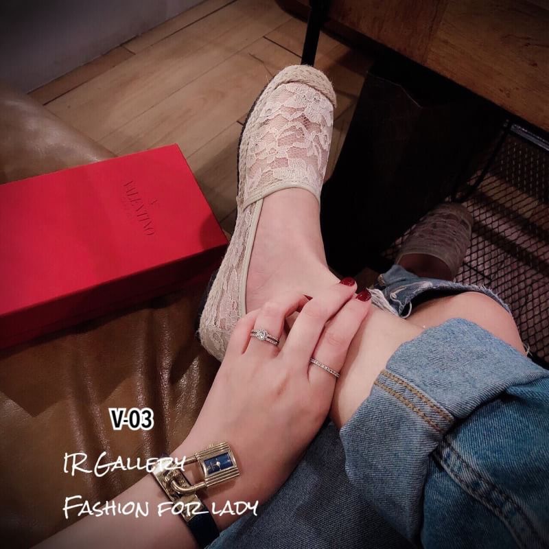 รีพีทแบบขายดี!!! พร้อมส่ง วั้ยตายแล้วววว แจ่มอะไรเบอร์นี้ แนะนำเลยค่าสาวๆ คัทชูลูกไม้ Style Valentino งานสวเกรดพรีเมี่ยม พื้นตีแบรนด์ รุ่นฮอตตลอดกาลไม่มีตกเทรนด์ ไม่อยากให้สาวๆพลาดเลยค่า