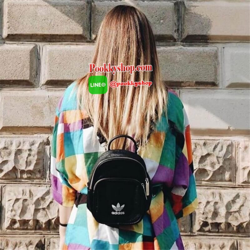 ADIDAS MINI BACKPACK กระเป๋าเป้หรือสะพายหนังPu คุณภาพดี สไตล์ Sport ขนาดมินิ น้ำหนักเบา ด้านหน้ามีโล้โก้และช่องซิป เปิดปิดด้วยซิปสะดวกใช้ หัวซิปแบรนด์ ภายในมีช่องใส่ของ หูจับถนัดมือ สายสะพายปรับได้ตามต้องการ สามารถสะพายเป็นเป้ หรือกระเป๋าสะพาย Crossbody ใ