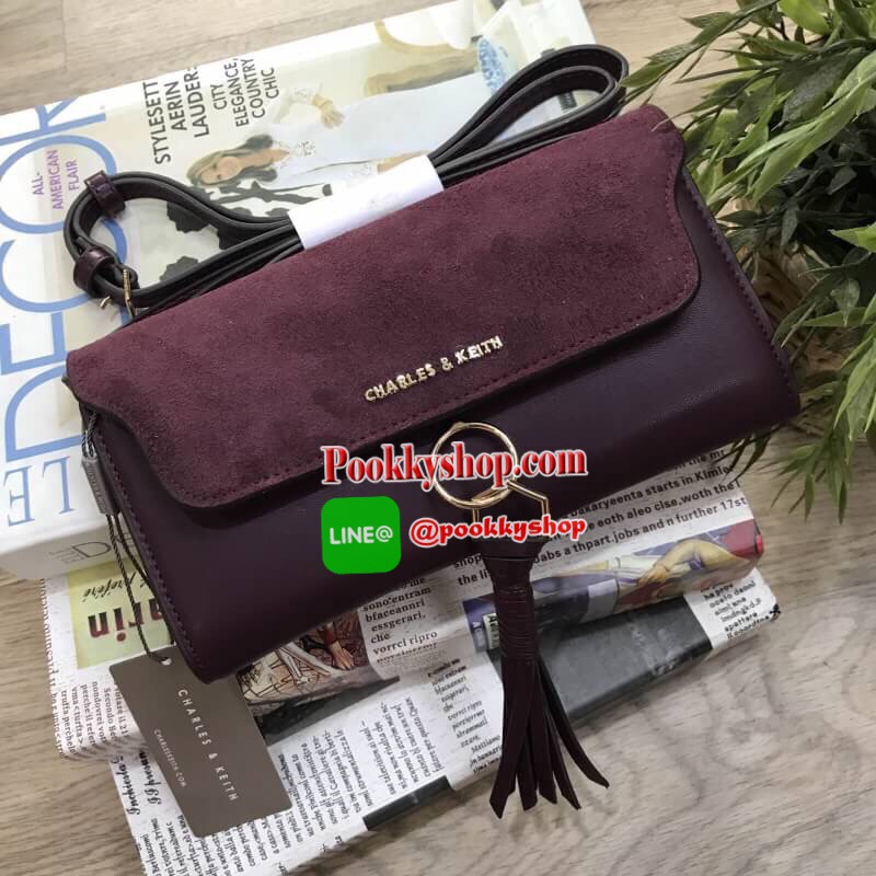 Don't Miss! CHARLES&KEITH WALLET กระเป๋าคลัชรุ่นใหม่ล่าสุดแบบชนช็อปเปิดปิดด้วยฝาปิดกำมะหยี่กระดุมแม่เหล็กประดับพู่หนังดูมีดีเทล ด้านหน้ามีโลโก้แบรนด์ ภายในมีทั้งช่องซิปและช่องใส่บัตรหลายช่องสามารถใส่ธนบัตร มือถือ เหรียญและบัตรได้เยอะ ด้านหลังมีอีก1ช่
