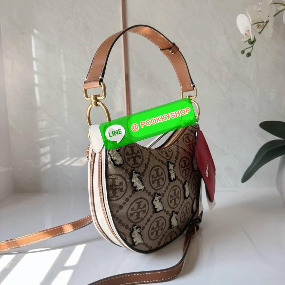 TORY BURCH Mini T Monogram embroidered Rabbit crescent Bag 🐇 คอลเลคชั่นกระต่ายสุดร้อนแรงแห่งปี คอลเลคชั่นทีบ่งบอกสไตล์ที่ทันสมัยทรงครึ่งวงปักลายกระต่ายบนกระเป๋าสุดน่ารัก โด่ดเด่น วัสดุผ้าแจคการ์ดตัดหนังแท้ เปิดปิดด้วยซิป มาพร้อมกระเป๋าใส่เหรียญใบเ