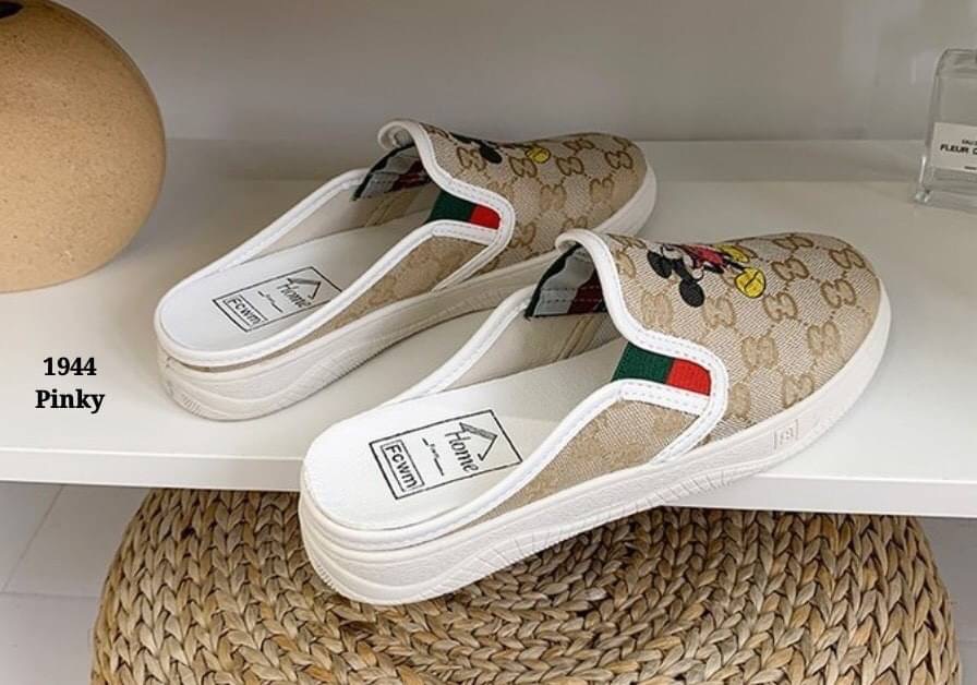 พร้อมส่ง ผ้าใบเปิดส้น งานนำเข้ากุชชี่ Mickey ที่กำลัง hot งานดีมาก พื้น pu เกาะพื้นดีเยี่ยม บิดงอได้ ตัวรองเท้าเป็นสีทองเงาวับ แต่งด้วยพี่ Mickey ของเราดูโดดเด่น น่ารักกว่าใคร แน่นอน