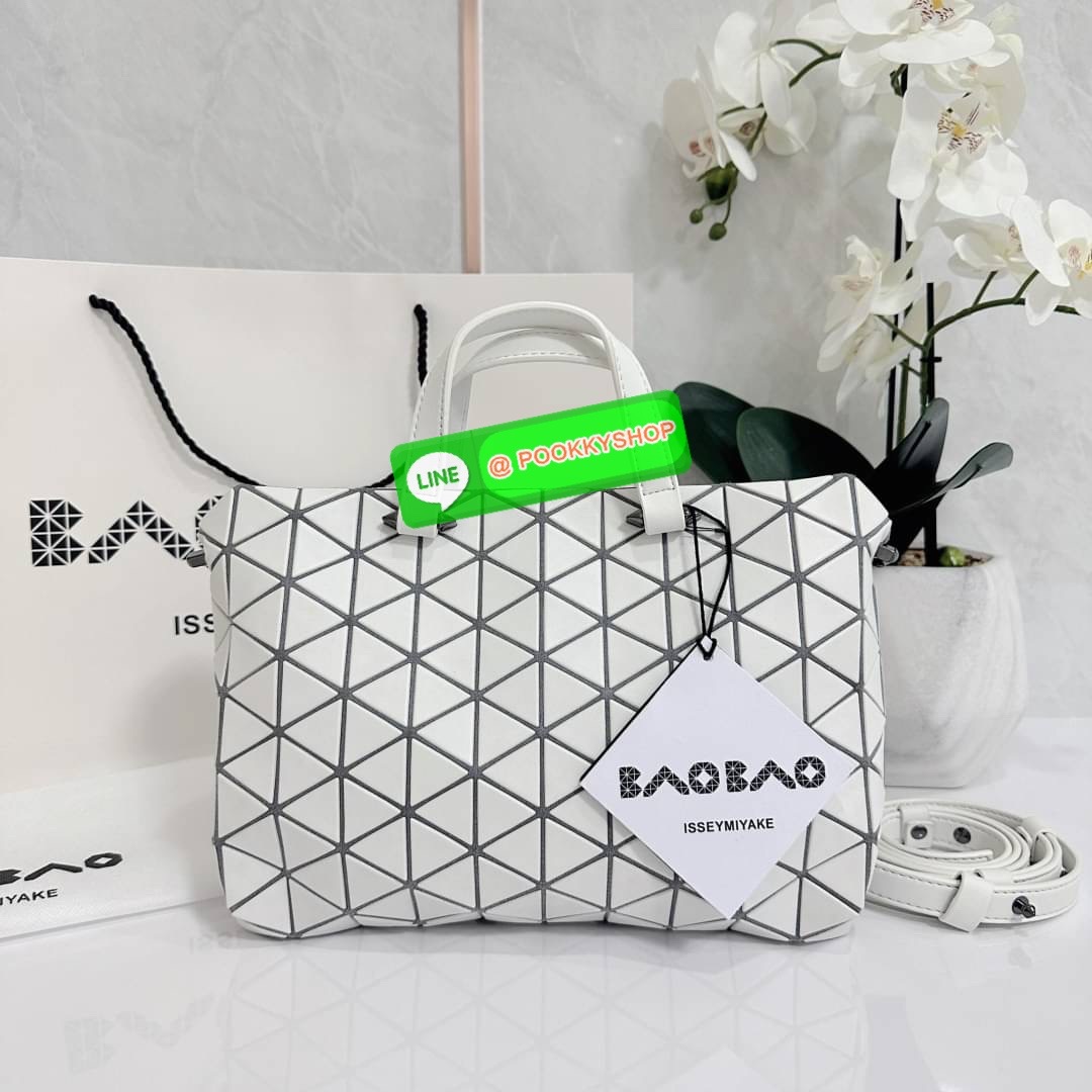 Bao Bao issey Miyake Tonneau Small Matte Bao Bao Issey Miyake รุ่น TONNEAU (ทอนโนะ) กระเป๋าทรง Boston Bag ที่โดดเด่นด้วยลายแพทเทิร์น 3 เหลี่ยมด้านเท่าเรียงต่อกัน ทำให้กระเป๋าใบนี้มีความโดดเด่นทั้งในเรื่องของดีไซน์ที่ทันสมัย และการใช้งานที่ครบทุกฟังก์ชั่น