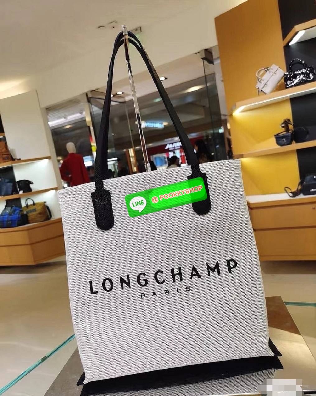 พร้อมส่งไม่ต้องรอพรี‼️LONGCHAMP ESSENTIAL TOILE SHOULDER BAG L ECRU วัสดุ Cotton Canvas & Grained cowhide คอลเลคชั่นใหม่ ฮิตสุดๆในเหล่าดาราเซเลป ด้วยดีไซน์สวยขนาดกำลังดีเนื้อหนาอยู่ทรง น้ำหนักเบา โดดเด่นที่สามารถปรับถือได้2ทรงด้วยกระดุมปรับขยายด้านข้าง หู