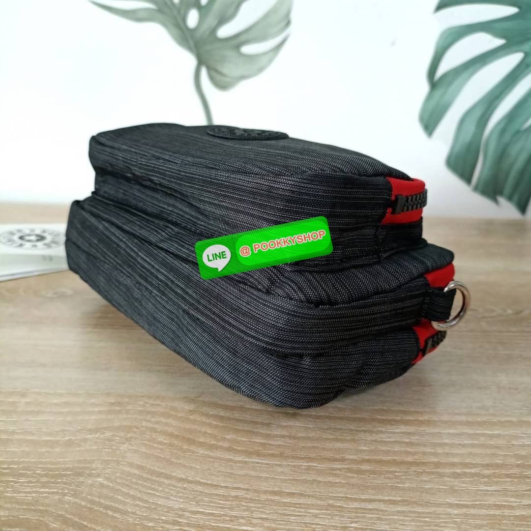 KIPLING Monkey program Seoul up clutch & sling bag รุ่น 2 ซิป (ขนาด 7 นิ้ว) กระเป๋าคล้องมือ หรือ สะพายข้าง ขนาดเล็ก วัสดุ Nylon & Polyester 100% ใช้งานได้ 2 รูปแบบ มีสายสลับเปลี่ยนได้ทั้งแบบคล้องมือ และ สะพายข้าง ตามโอกาสการใช้งาน