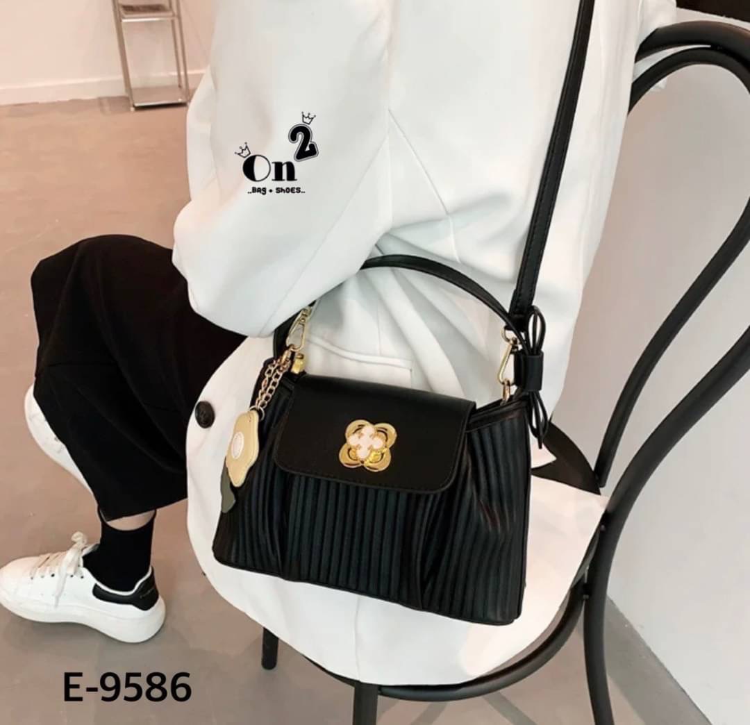 กระเป๋าสไตล์เกาหลีมาใหม่ หนังพลีทเล็กเย็บจีบด้านหน้า อะไหล่เปิดปิดรูปดอกไม้ มาพร้อมพวงกุญแจ+สายสะพายยาว