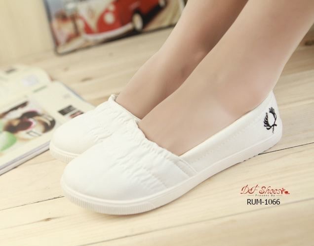 สินค้าพร้อมส่ง รองเท้าผ้าใบลำลองนำเข้า สไตล์แบรนด์ดัง วัสดุผ้าแคนวาส พื้นหนัง PU ปักโลโก้ด้านข้าง น้ำหนักเบา ใส่สบายค่ะ