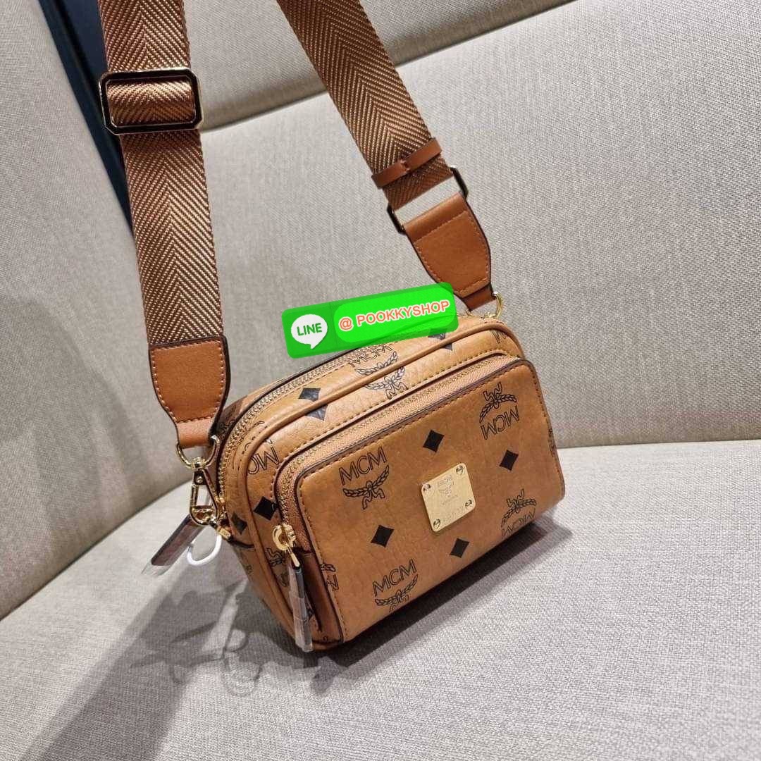 MCM X-MINI KLASSIK CROSSBODY BAG IN VISETOS รุ่นยูนิเซ็กส์มาแล้วจ้า!! ไซส์นี้ใช้ได้ทั้งหนุ่มๆสาวๆไปเลย กระเป๋าสะพายข้างทรงครอสบอดี้ ใบเล็กขนาดกะทัดรัด วัสดุหนังแคนวาสคุณภาพดี มีช่องหลัก 2 ช่อง ภายในมีช่องย่อยให้ 1 ช่อง มาพร้อมสายสะพายสปอร์ตที่ดีไซน์หรูไม่