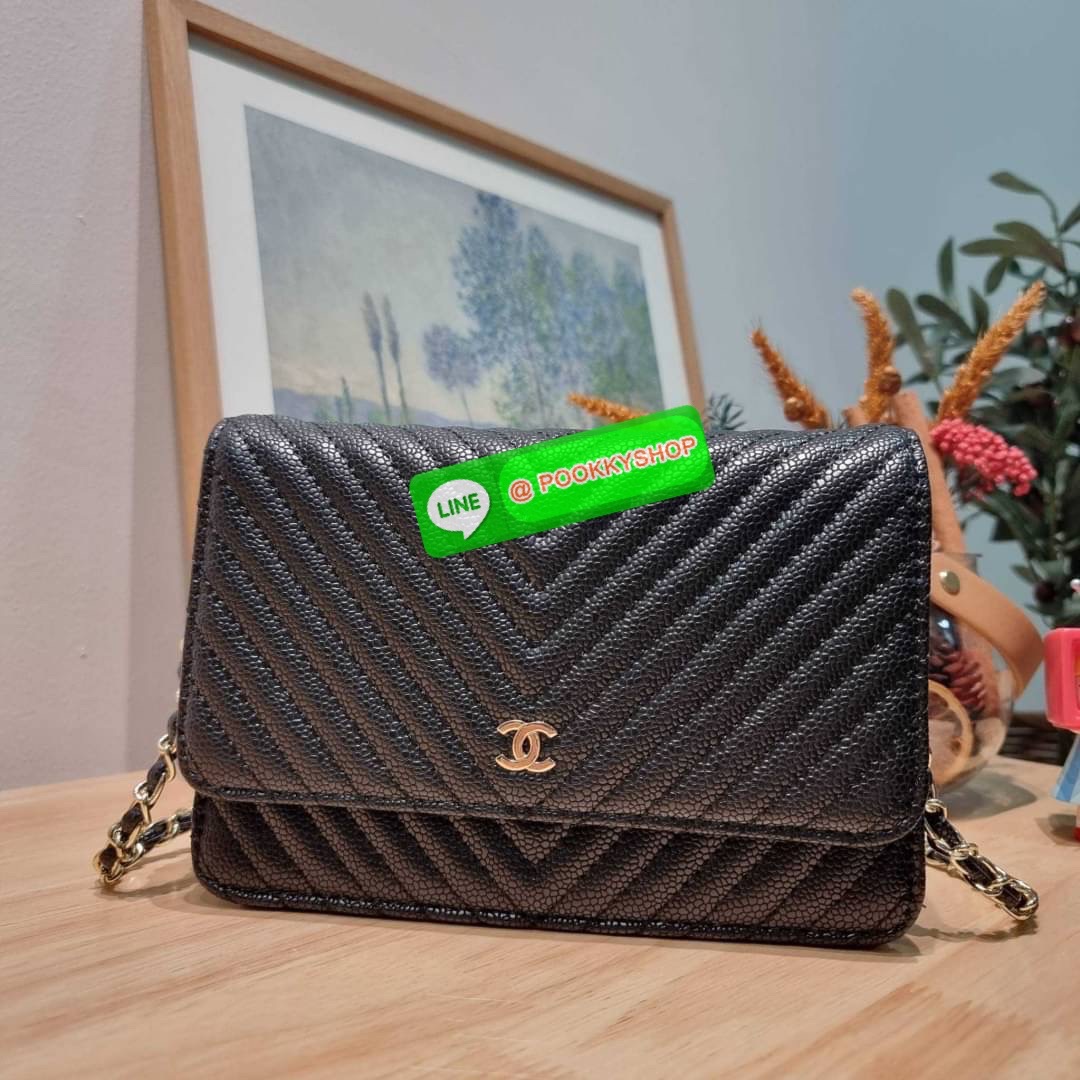 RESTOCK!! ลายวียอดฮิต Premium for gift จากแบรนด์ Chanel กระเป๋าสะพายข้างหนังลายคาร์เวีย มาพร้อมโซ่สะพายในตัว (ถอดออกไม่ได้) อะไหล่ทองเรียบหรู ดูผู้ดี้ ผู้ดี!! เปิด-ปิดกระเป๋าด้วยกระดุมแม่เหล็ก ภายในกระเป๋าเป็นช่องโล่ง มีช่องแยก 1 ช่อง ช่องซิปกลางอีกช่อง ส