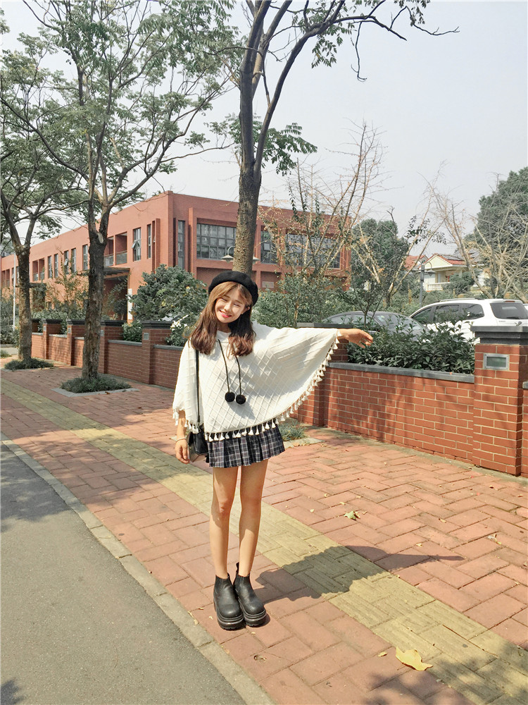 เสื้อคลุมกันหนาวแบบสวม มีฮูส แต่งชายพู่ สีขาว