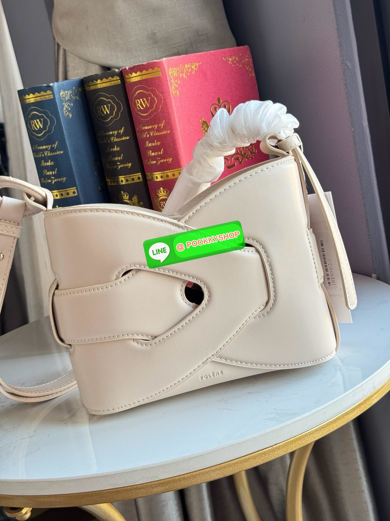 💕 Polene Nodde EDITION SMOOTH ใครที่อยากได้กระเป๋าเรียบๆ แต่ดูมีอะไร ขอแนะนำรุ่น Nodde หิ้วแล้วสวยแบบ Quiet Luxury โลโก้แบรนด์ถูกปั๊มไว้บริเวณด้านล่างของกระเป๋าอย่างประณีตจนแทบสังเกตไม่เห็น ฐานกระเป๋าถูกออกแบบมาให้เนียนเรียบ ปราศจากหมุด ในขณะที่ด้
