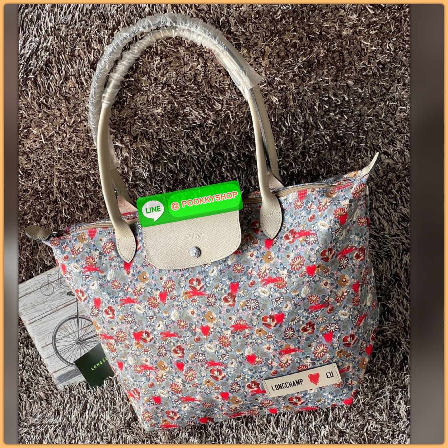 Longchamp x EU Le Pliage tote bag L คอลเลกชันพิเศษจาก Longchamp ที่น่ารักสุดๆ สำหรับซัมเมอร์นี้ กระเป๋ารูปทรงคลาสสิกที่มาในลวดลายและสีที่ออกแบบมาพิเศษ ยังคงความเป็น Le Pliage กระเป๋าสะพายไหล่ทรงTote ใส่ของได้จุอย่างเหลือเชื่อ ยังมีซิปปิดเพิ่มความปลอดภัย น