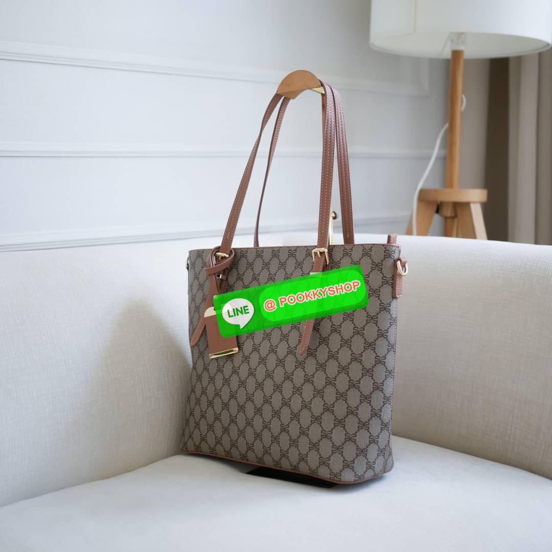 LUXE กระเป๋าใบใหญ่มาแล้วค่าาา ฐานกว้าง 12 นิ้ว ✔️ใบนี้ ใส่เอสี่ ได้นะคะ✔️ ชอบกระเป๋าสะพายขึ้นไหล่ 📌แนะนำใบนี้เลยค่ะ📌 ขนาดที่เพอร์เฟค 🌟🌟เหมาะกับสรีระของทุกๆคน 🌟🌟