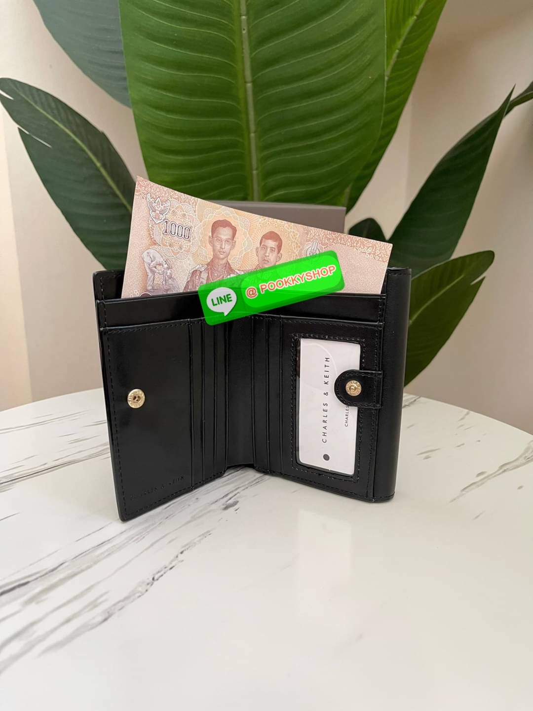 Snap Button Mini Short Wallet กระเป๋าเงินใบกลางหนังเรียบใบสวย จับถนัดมือ เปิดปิดแบบกระดุมแม่เหล็ก เป็นช่องใส่เหรียญ/บัตร และช่องใหญ่ใส่แบงค์เปิดปิดแบบกระดุม มีช่องใส่การ์ด 7 ช่อง และช่องใส่แบงค์ 2 ช่องใหญ่ ใส่แบงค์1000 แบบไม่พับได้เลยค่ะ แนะนำไปใช้กับกระเ