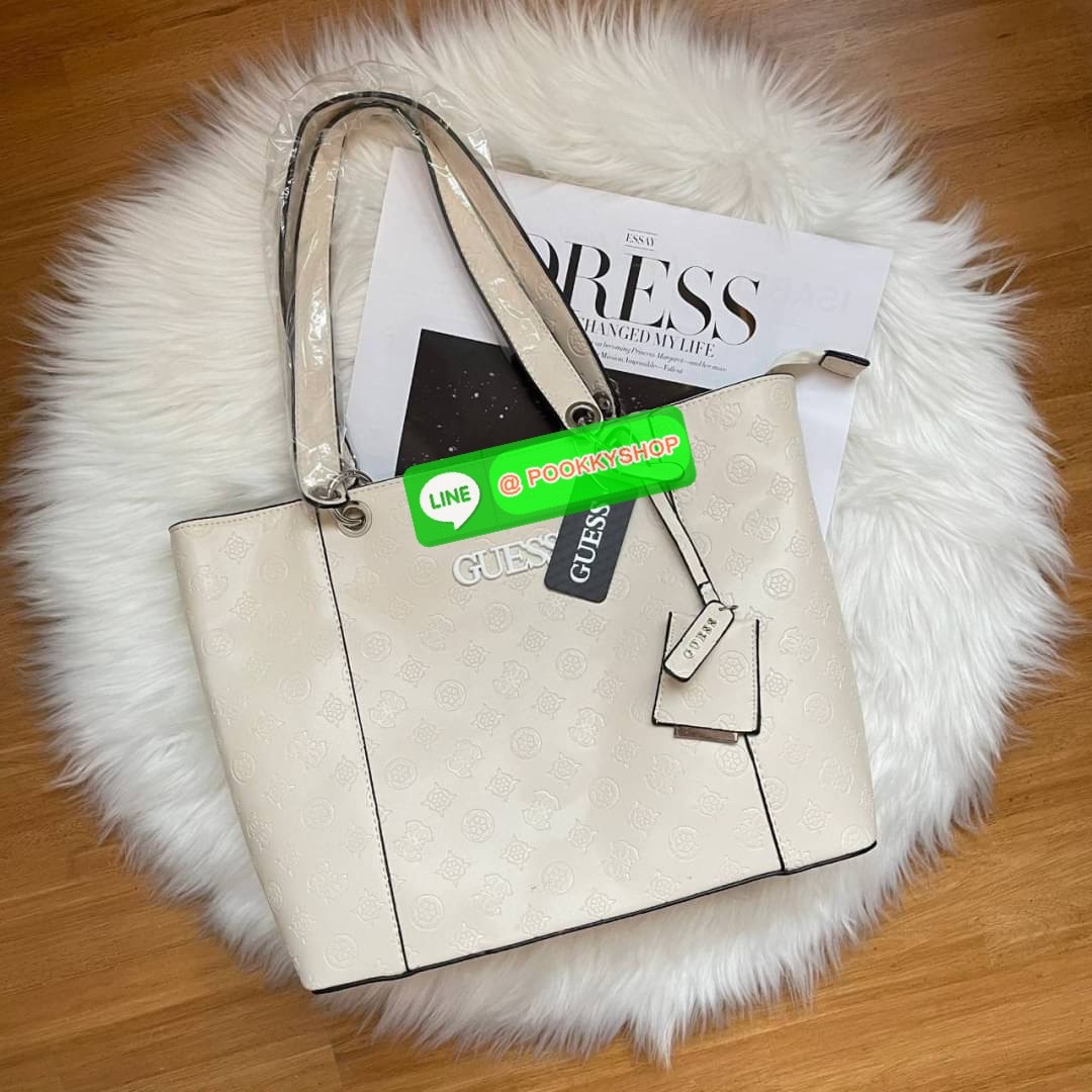 Guess กระเป๋าทรงช้อปปิ้ง หนังดี ปั๊มลายโลโก้แบรนด์รอบใบงานสะพายไหล่ เปิดปิดด้วยซิป มีหมุดรองฐาน ด้านในซับในแบรนด์อย่างดี