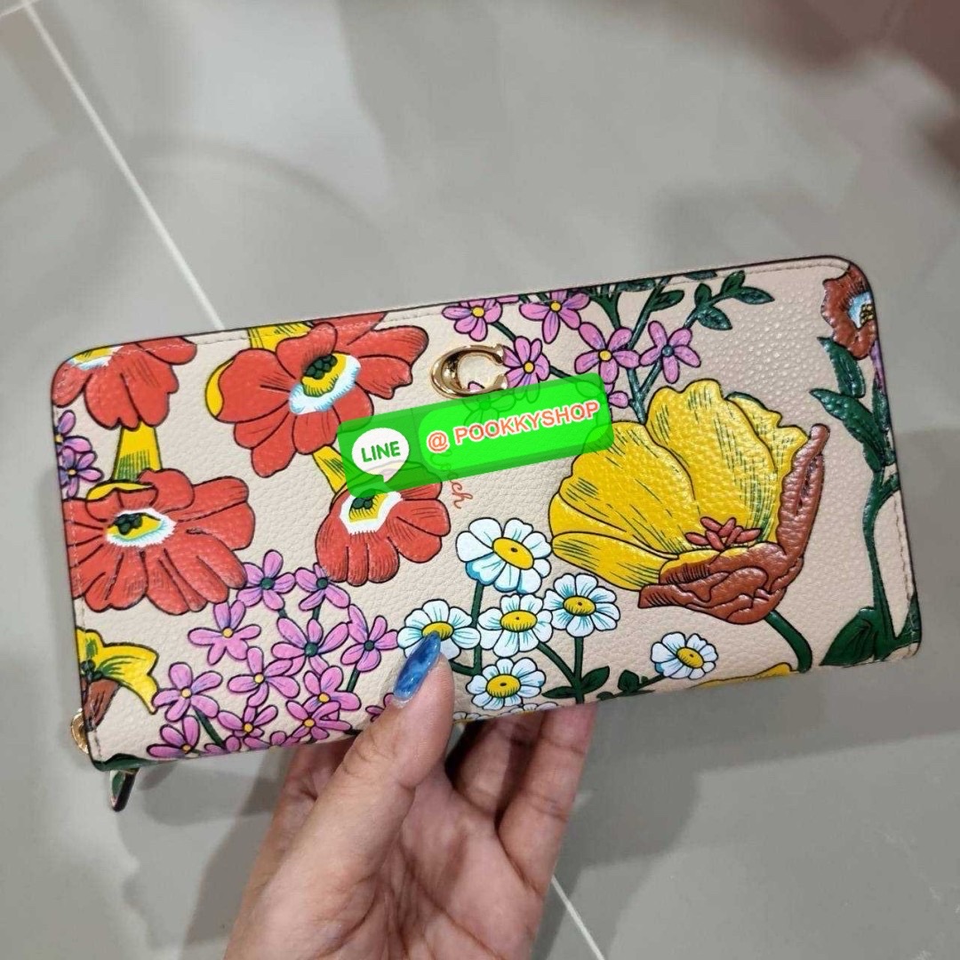 🔆 Model COACH CJ373 LONG ZIP AROUND WALLET WITH FLORAL PRINT 🔆 Details กระเป๋าสตางค์ใบยาว คอลเลคชั่นใหม่ กับดีไซน์ใหม่ ลวดลายดอกไม้สดใสรอบใบโดดเด่น สะดวกใช้งานและขนาดกำลังเหมาะมือมากๆ รูดใช้งานด้วยซิปรอบใบ ภายในแบ่งสัดส่วนไว้อย่างดี มีทั้ง