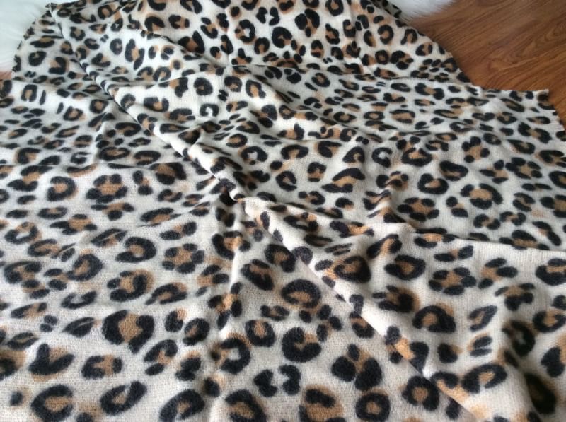 Brand: No Brand ผ้าพันคอลายเสือ 🔥 เสือต้องมา in trend กับแฟชั่นลายเสือ 🔥 ผ้าคลุมไหล่ ผ้าพันคอ ขนาดใหญ่ ทอลายเสือ ลายชัด ลายคมกริบ เนี๊ยบสุดๆ เนื้อผ้าในผืนเดียวกัน สีสวยคลาสสิค เนื้อผ้าหนา เนื้อนุ่ม อุ่นสุดๆ เนื้อผ้าผสมขนสัตว์ หนาวนี้ห้ามพล