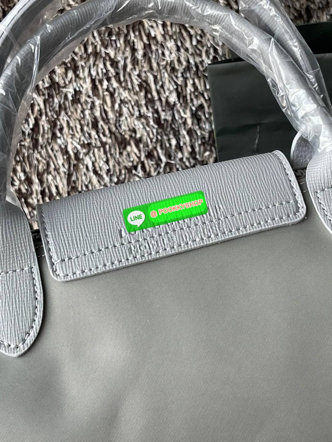 Longchamp Le Pliage Neo Size M มาพบกับกระเป๋ารุ่นยอดนิยม ที่สาวๆ ต้องมีไว้เก็บไว้สักใบ กระเป๋าโท้ทใบนี้ มาพร้อมกับสีที่มีสไตล์เรียบง่าย มีสายสะพายยาวช่วยให้คุณสามารถสะพายไหล่ได้อย่างสบาย ในขณะที่ที่ปิดแบบซิปช่วยให้คุณมั่นใจได้ว่าของด้านในมีความปลอดภัย Le