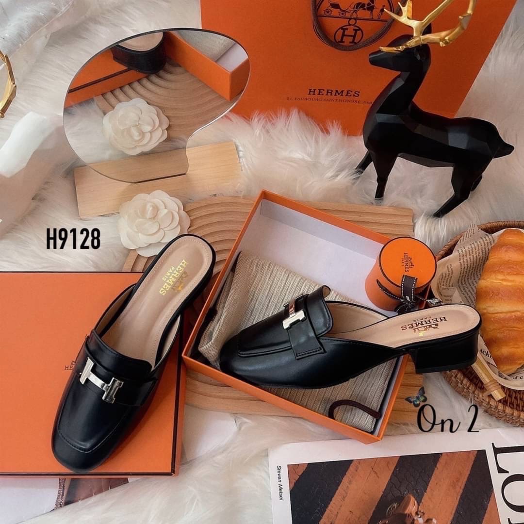 HERMES รองเท้าทรง slipper หน้าH สีเงินสวยหรู ทรงสวยอัพลุคให้ดูแพง ดูดี เสริมส้นเล็กน้อยสูง4cm.หนังนิ่มใส่สบายไม่กัดไม่บีบเท้าค่ะ
