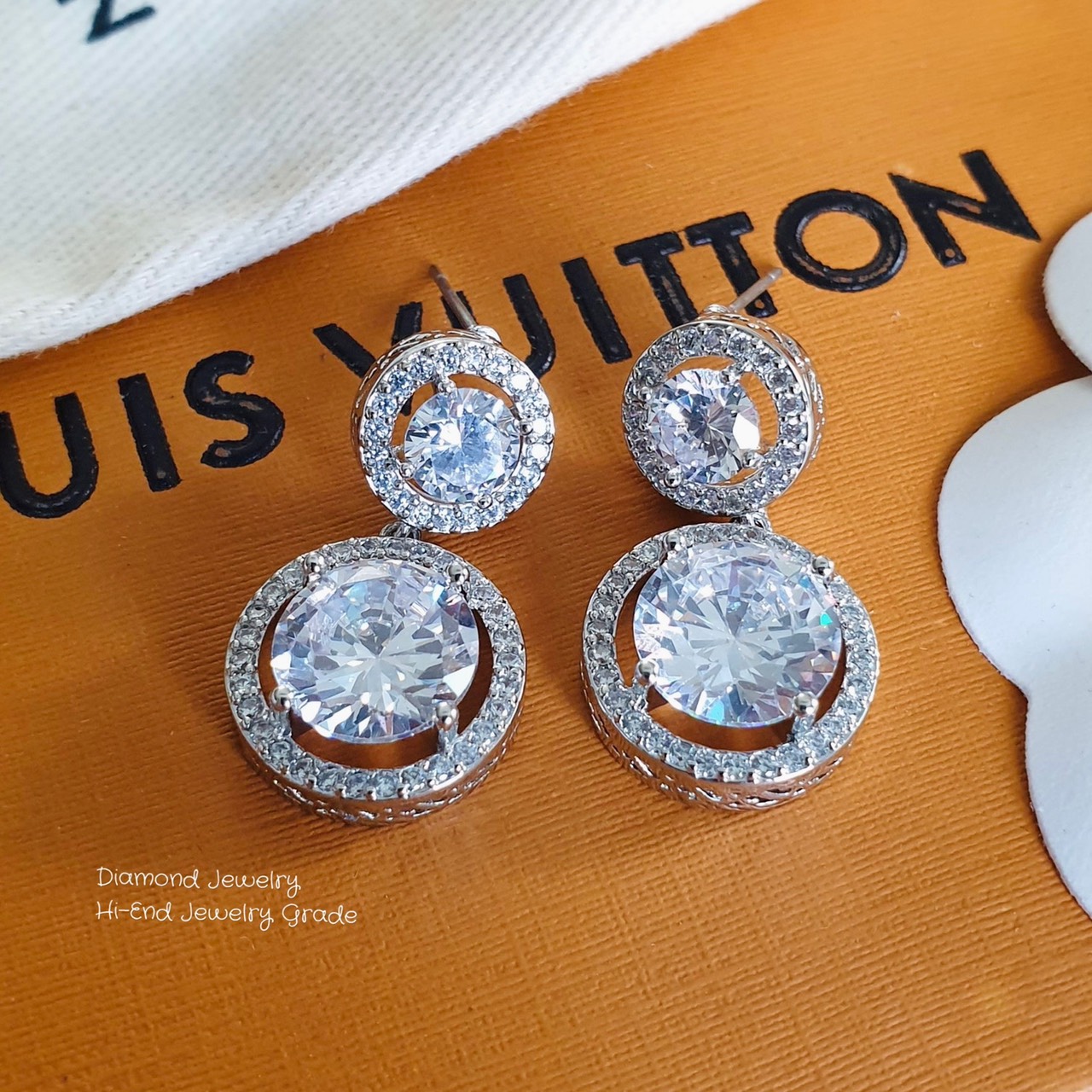 New Arrival !!! Diamond Earring ต่างหูเพชร ต่างหูออกงาน ตกแต่งด้วยเพชร CZ แท้ งานสวยน่ารัก ดีไซส์เก๋มากๆค่ะ เพชรวิ้งที่สุด มีคลาสมากๆค่ะ ดีไซส์สวยดูผู้ดีมากๆค่ะ งานรุ่นการันตีความสวยเลยนะคะ เพชรวิ้ง เพชรเยอะ เพชรละเอียดม้ากกกก เพชรสวยมากกก ดีไซส์โมเดินสวย