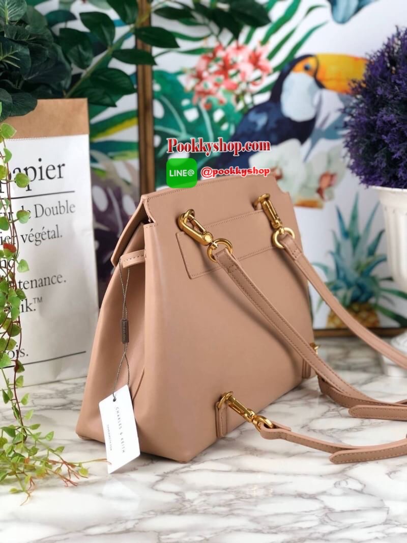 Charles & Keith Textured Tassel Shoulder Bag กระเป๋าเอนกประสงค์ ใช้ได้หลายแบบ! ตัวกระเป๋าแต่งด้านหน้าเป็นหนังกลับ-ช่วงด้านหลังเป็นหนังเรียบ (ยกเว้นสีครีม!! เป็นหนังเรียบทั้งใบ) มีพู่ห้อยด้านหน้าเก๋มาก เปิดปิดแบบกระดุมแม่เหล็ก ปรับทรงได้โดยการดึงหูรูดด้านห