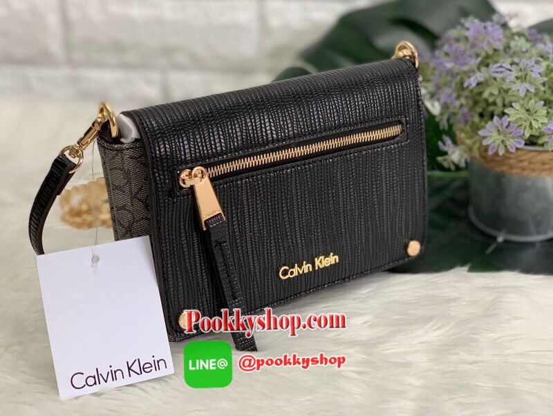 New arrival !! CALVIN KLEIN HANDBAG // SHOULDER BAG กระเป๋าถือ//คล้องไหล่//สะพายข้าง//หรือครอสบอดี้ร์ได้ค่ะ ดีไซด์สวย น่าใช้มากๆค่ะ วัสดุหนังผสมนิ่มมือค่ะ ด้านมีโลโก้แบรนด์ พร้อมช่องซิปใส่ของจุกจิก เปิดปิดกระเป๋าแบบกระดุมแม่เหล็ก ภายในแบ่งสามช่อง สามารถใส