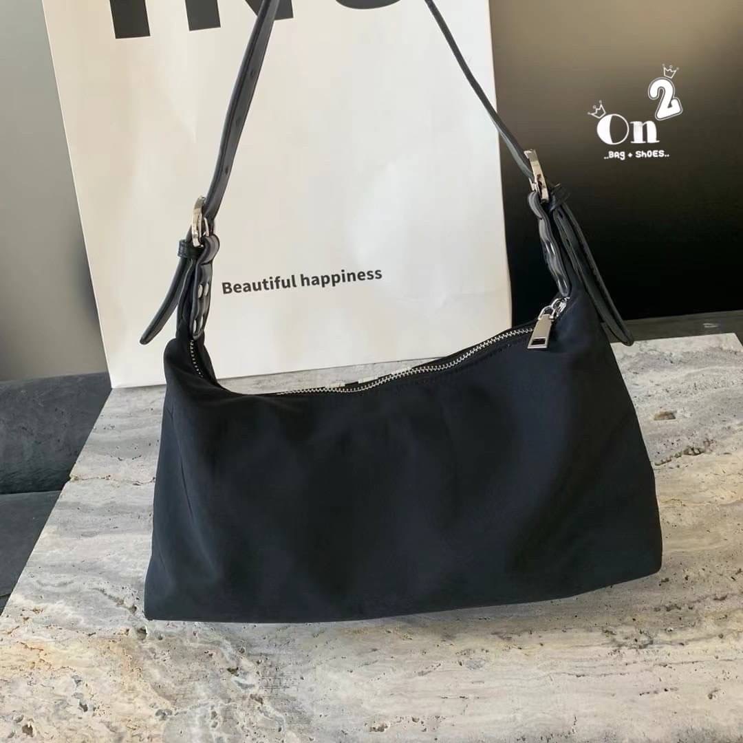 Adidas Style Nylon Shoulder Bag กระเป๋าผ้าไนลอน ขนาด 14นิ้ว น้ำหนักเบาใส่ของได้เยอะ รุ่นนี้สะพายขึ้นไหล่น่ารัก ด้านบนเป็นซิปค่ะ มีสายสะพายข้าง ปรับความยาวได้