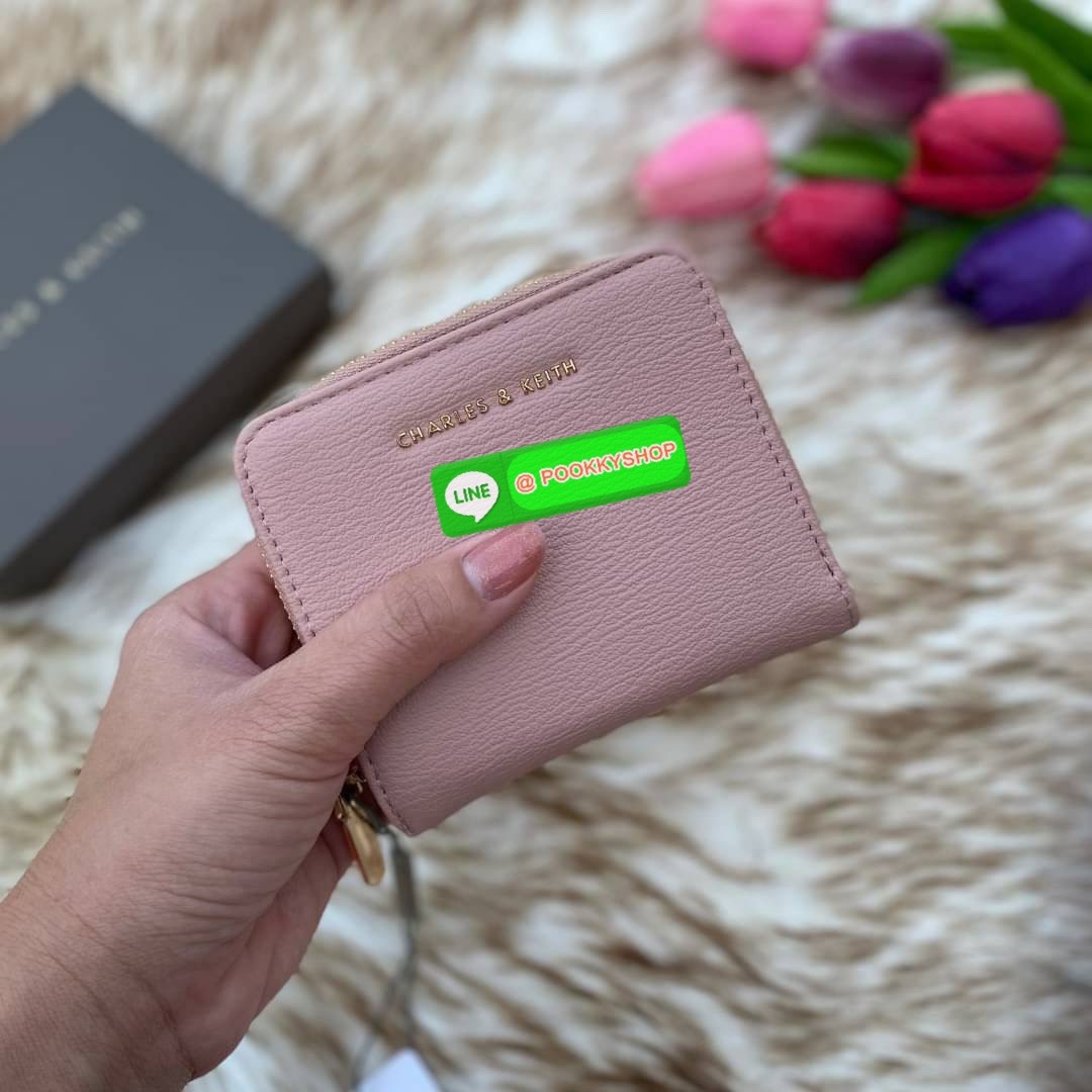 CHARLES & KEITH COMPACT WALLET กระเป๋าตังใบสั้นฟังก์ชันครบ!! ด้านหน้ามีโลโก้แบรนด์ มีช่องซิปใส่เหรียญ เปิดปิดแบบกระดุม ด้านในมีช่องใส่การ์ด 16 ช่อง มีช่องใส่ธนบัตรตามยาว ไม่ต้องพับแบงค์ค่า คุ้มมากๆเลยใบนี้