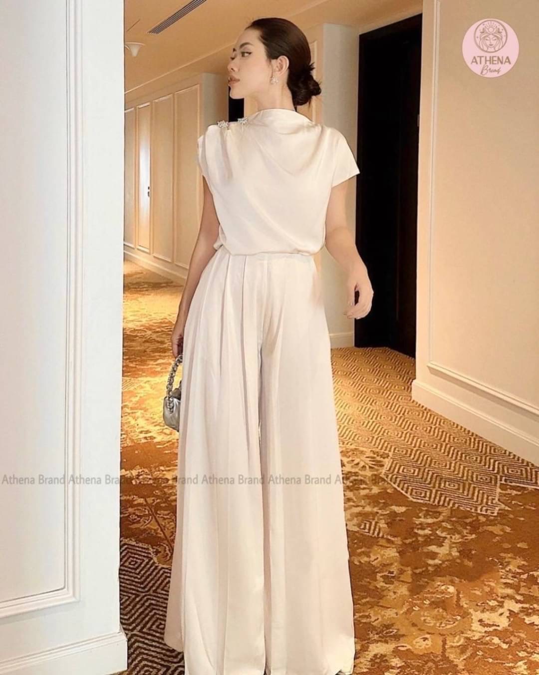 Set 2 ชิ้น เสื้อ+กางเกงขายาว เสื้อทรงปล่อยดีไซน์เย็บจับจีบ ช่วงบ่าด้านขวาตกแต่งกระดุมหรูหรา งานซิปด้านหลัง แมตช์มาคู่กับกางเกงขายาวจับจีบ มีกระเป๋าใช้งานได้จริงทั้ง2 ข้าง งานซิปด้านหน้า มีซับใน เนื้อผ้าดี มีน้ำหนักทิ้งตัว ชุดนี้เก๋มาก สวยแบบไม่มีคำว่าแผ่ว