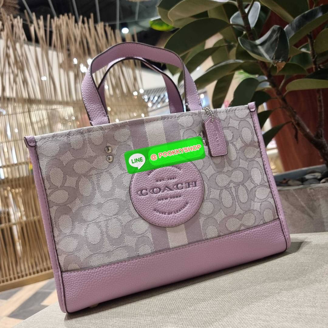 COACH C8448 DEMPSEY CARRYALL IN SIGNATURE JACQUARD WITH PATCH ใบใหญ่ จุใจ คอลเลคชั่นสุดปัง สีที่สาวๆรอคอย ละมุนเกินเบอร์ สวยคม มีความหรูในตัว กับกระเป๋าทรงโท้ท ไซส์ใหญ่ที่สามารถจุของได้แบบไม่ต้องกังวล ฟังก์ชั่นการใช้งานสะดวกที่สุด มีทั้งสายคล้องในตัว และส