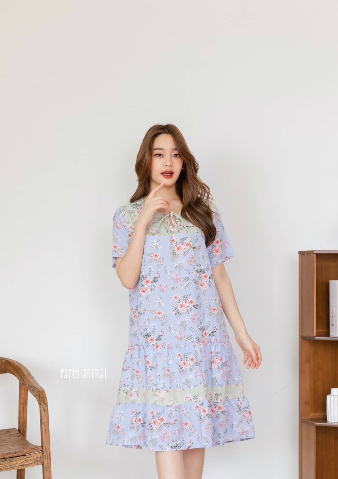 เดรสลายดอกไม้ตัดต่อสลับสีแบบทูโทน ทรงปล่อยต่อชายระบายสองชั้น คอผูกโบว์ได้ เนื้อผ้าไหมญี่ปุ่นพริ้วๆใส่สบาย งานมีซับในตัวค่ะ ซิปหลัง มีกระเป๋าข้างค้า 2สี