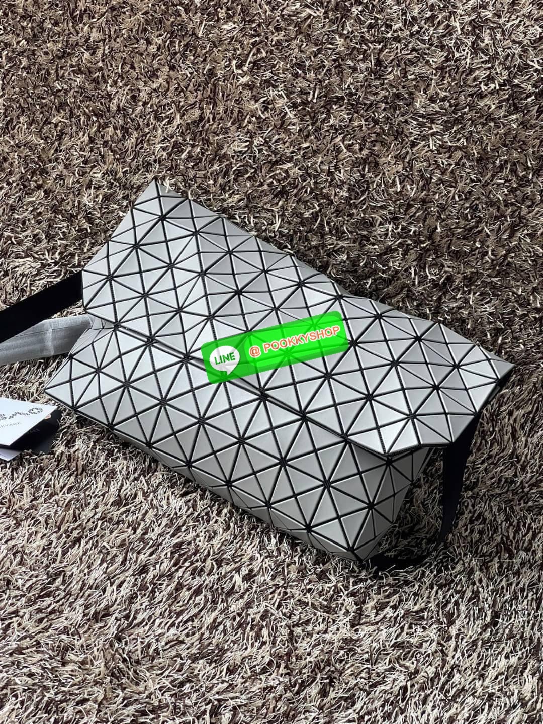 💕Baobao Issey Miyake Prism Sac ชาวมินิมอลทั้งชายและหญิงต้องถูกใจรุ่นนี้ เพราะ Prism Sac เป็นกระเป๋าแบบ unisex ที่มาพร้อมกับความเรียบง่ายของวัสดุเนื้อแมตต์ แต่ให้ลุคสไตล์เท่แบบคูลๆ โดดเด่นด้วยดีไซน์ที่ออกแบบมาให้ใช้งานที่ง่าย ตอบโจทย์ทุกสถานการณ์ฝา