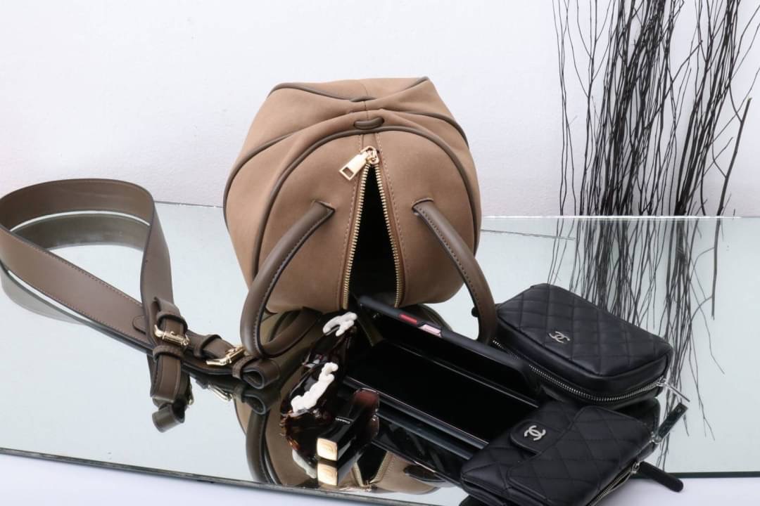 กระเป๋าลูกมะเฟืองยอดฮิต ดาราเซเลปใช้กันเยอะมาก งานตั้งใจผลิตกว่าจะได้มา แก้งานข้ามปี หลายรอบเพื่อความเป๊ะ งานสวยหนังสวย แถมฟรี!! ที่ห้อยลายดอกไม้ โอ้ย!!สวยเป๊ะขนาดนี้จะพลาดได้งัย