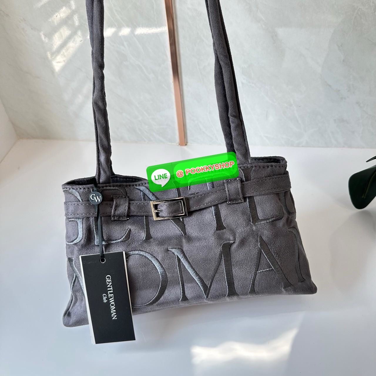 GENTLEWOMAN SUEDE BALLERINA BAG 🔖กระเป๋า Ballerina Bag ในวัสดุหนังกลับ (suede edition) พร้อมโลโก้ปักสีเดียวและรายละเอียดหัวเข็มขัด ทำให้ดูเก๋มีสไตล์โดดเด่น 🔖วัสดุ: หนังกลับ 🔖เปิด-ปิดแบบสแน๊บแม่เหล็ก ภายช่องโล่งกว้างจุของได้เยอะ