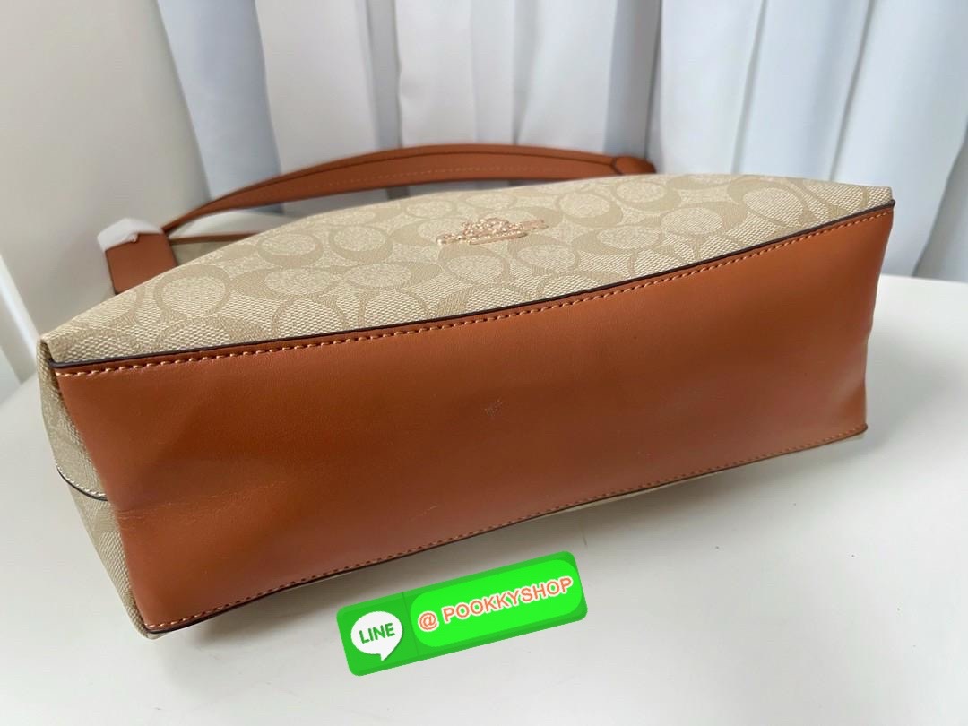 Coach Laurel Shoulder Bag In Signature Canvas (CR149) 🔖พร้อมส่ง สินค้าเข้าใหม่! กับกระเป๋าใบใหญ่กำลังดีเลยค่ะ หนังแท้ นิ่มสวย สีสวยค่ะ 🔖เปิด-ปิดกระเป๋าแบบซิป ภายในสุดโล่งกว้าง ใส่ได้จุมากๆ ยังมีช่องซิปยาวและช่องกระดุมสำหรับแยกใส่ของจุกจิกไ
